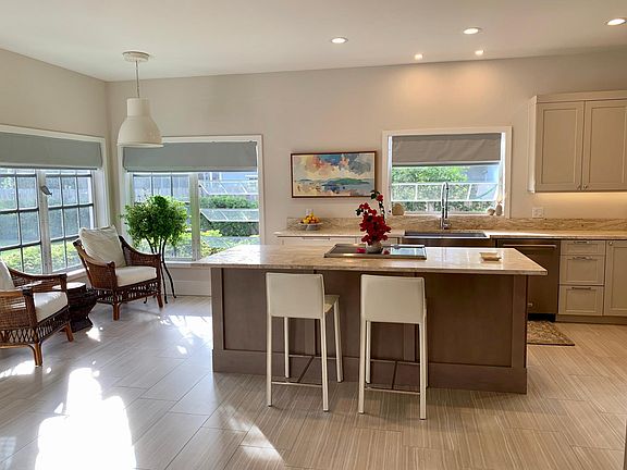 4th image of 1521 Shorelands Dr E