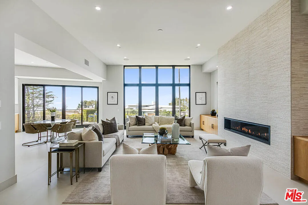 5 bed, 7.0 bath, 6825 sqft, $23,000 — Photo 3