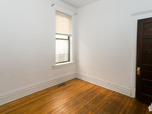 4th image of 3523 N Wilton Ave