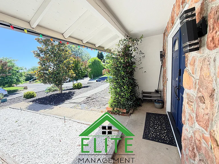6701 Hillglen Way — Photo 18