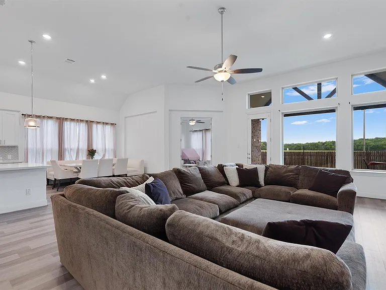 504 Pulitzer Dr — Photo 8