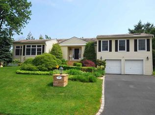 17 Woods Dr, Roslyn, NY 11576