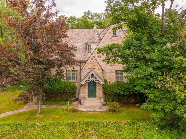 2 Crescent Dr, Pittsburgh, PA 15228