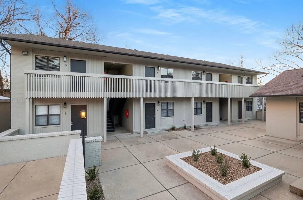 215 W Watson St — Photo 1