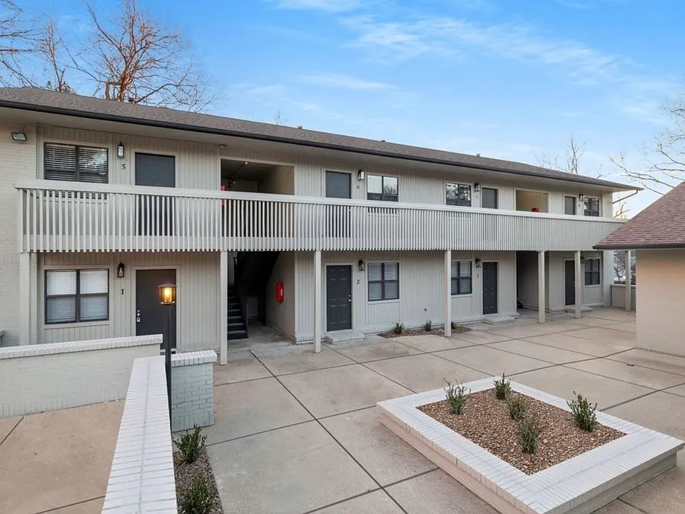 215 W Watson St #8