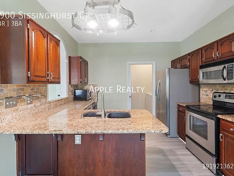 2900 Sissinghurst Ct — Photo 2