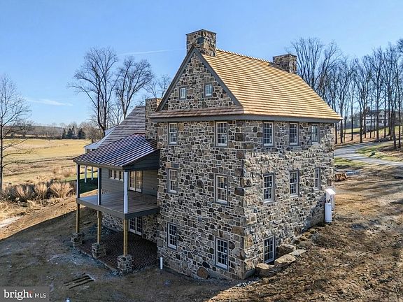 2nd image of 87 Brownstone Ln