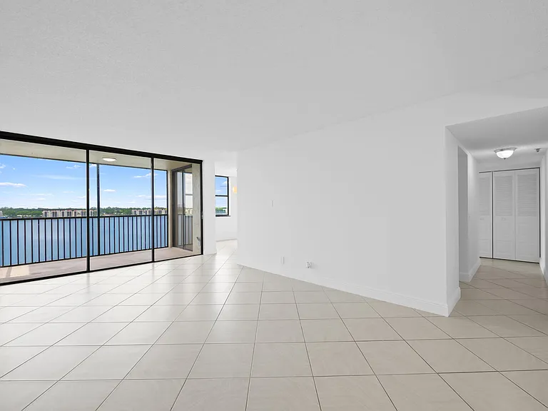 105 Lake Emerald Dr #706 — Photo 4