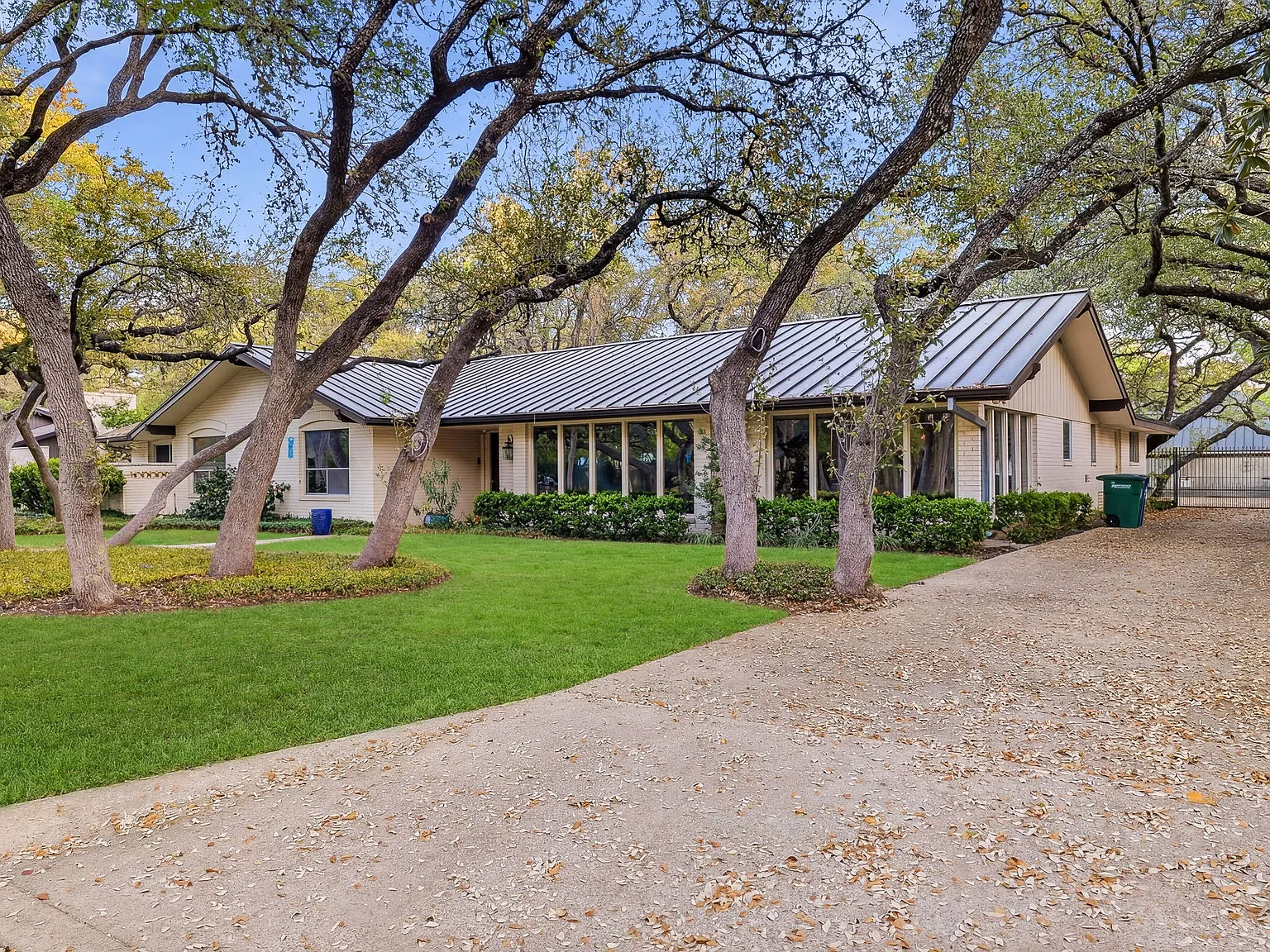 3714 Hundred Oaks Dr — Photo 1