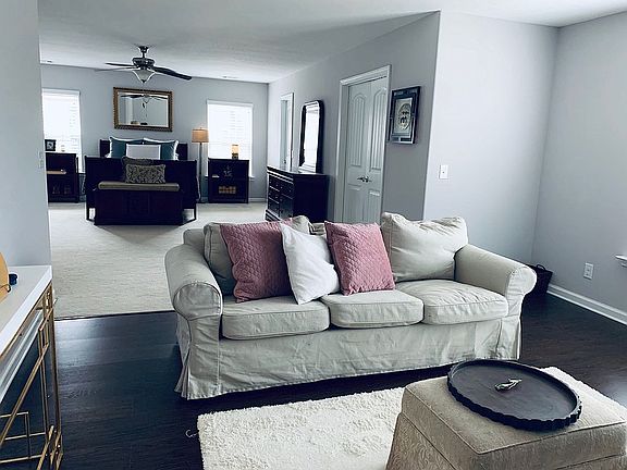 Master Bed / Sitting Room