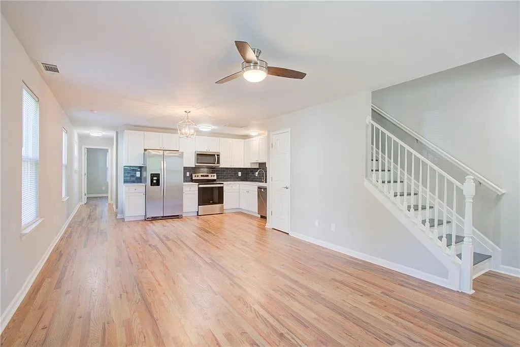4 bed, 2.5 bath, 3011 sqft, $2,050 — Photo 4