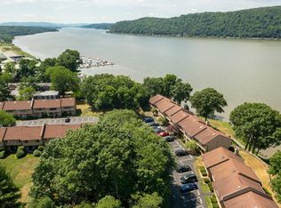 8 Hudson Heights Dr, Poughkeepsie, NY 12601