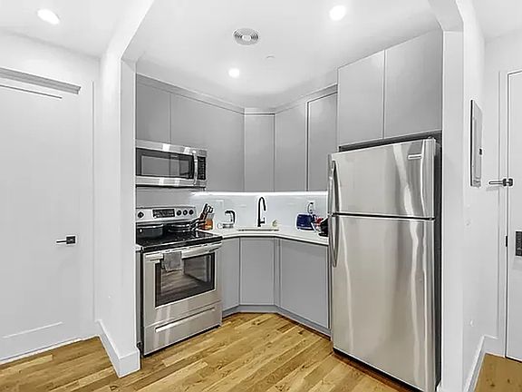 4th image of 699 Lafayette Ave #3C