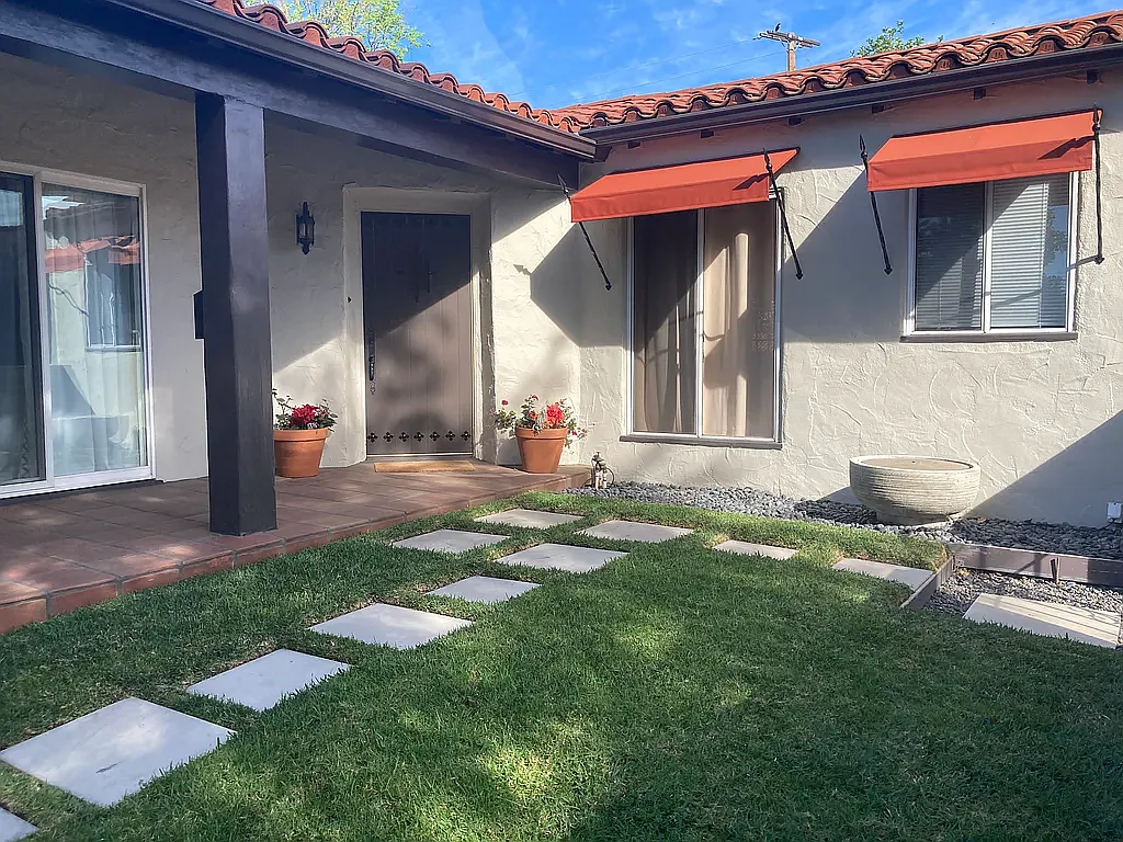 Courtyard with fountain and front patio - 2207 E Mountain St