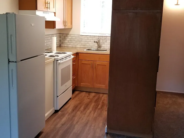 Alder Manor Apartments — Photo 6