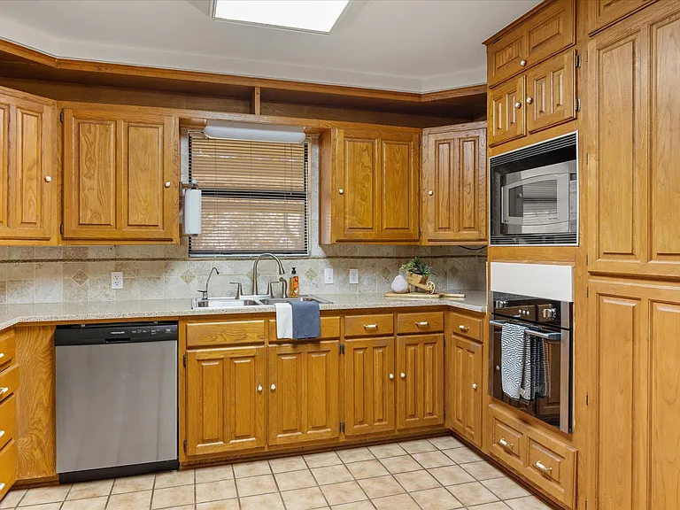 417 Sky Harbour Ct — Photo 10