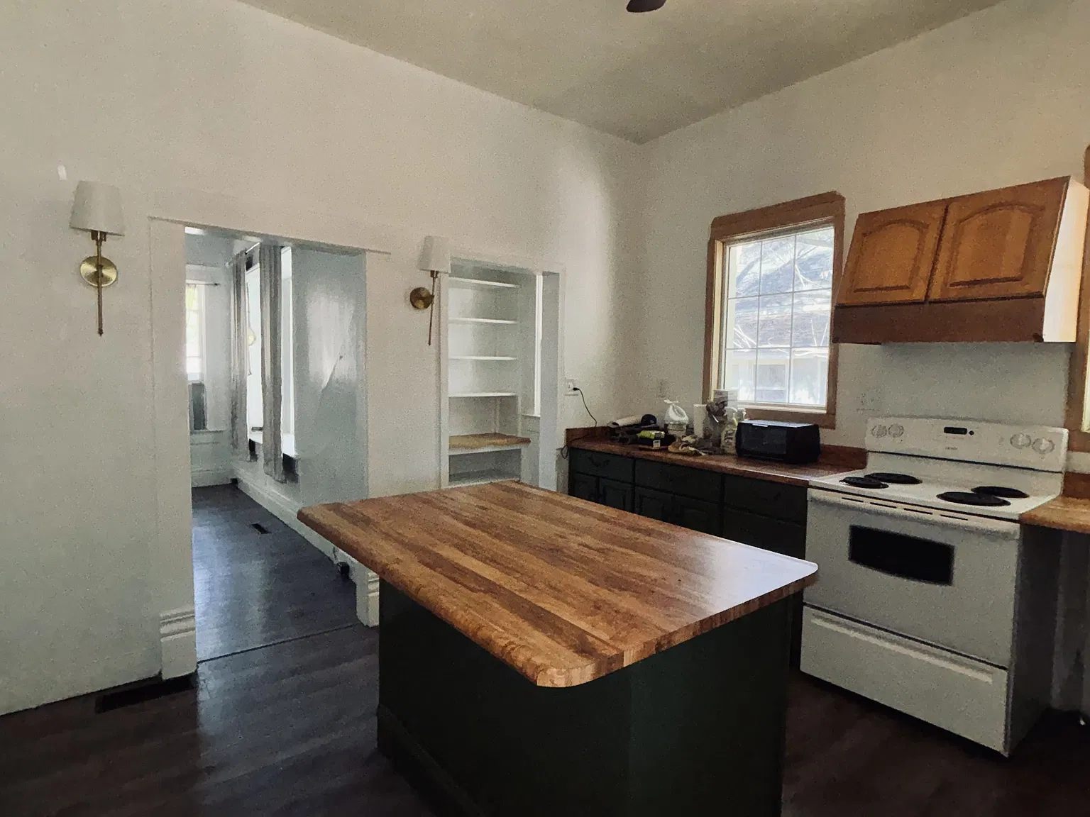 4 Beds 2.5 Baths - House — Photo 4