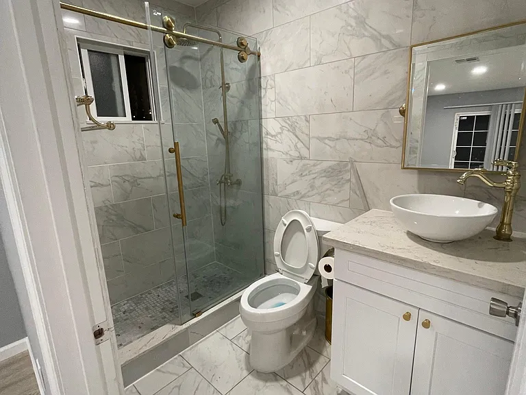 Bathroom in bedroom 1
