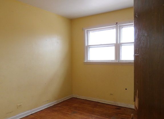 4th image of 223 W 28th Pl