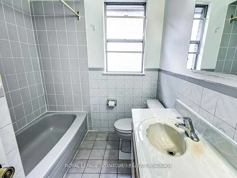 138 Woburn Ave — Photo 12