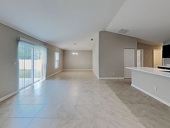 4th image of 525 NW Floresta Dr