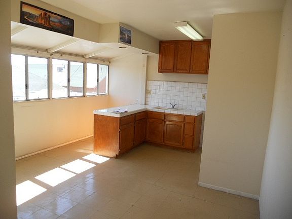 2nd image of 812 1/2 W 48th St
