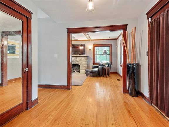 3rd image of 410 N Gladstone Blvd