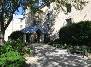 130 W Wisconsin Ave, Pewaukee, WI 53072