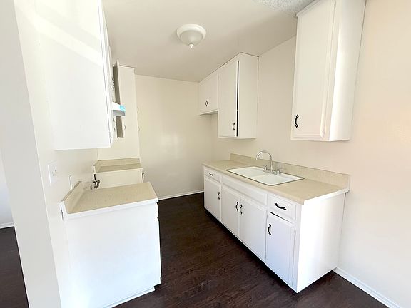 5th image of 889 N Laurel Ave #P2