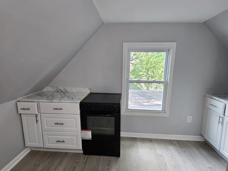 244 Leslie St #3 — Photo 1