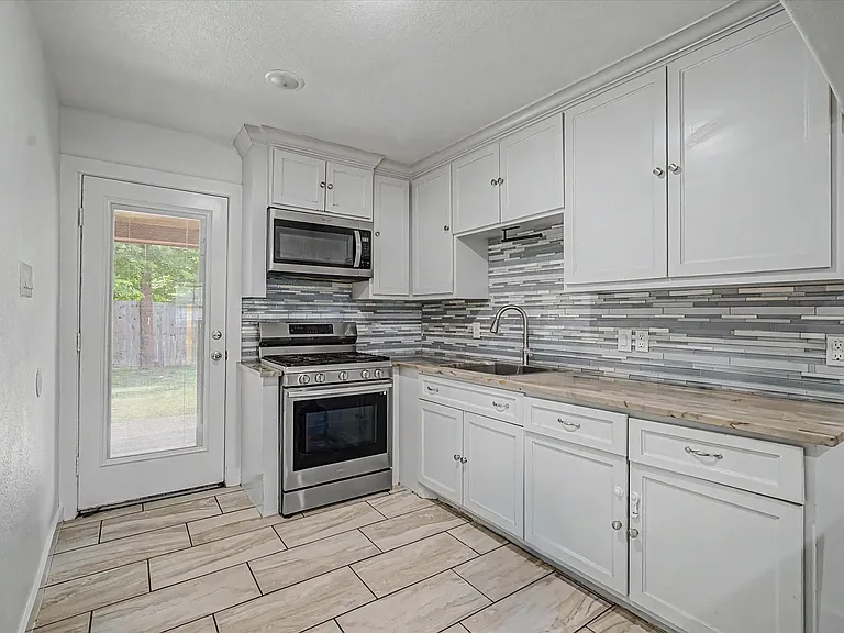 8159 Glenhollow Dr — Photo 9
