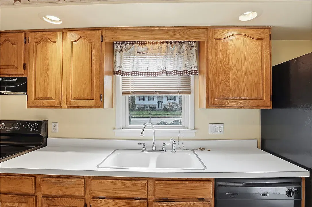 4 bed, 1.5 bath, 1836 sqft, $2,295 — Photo 3