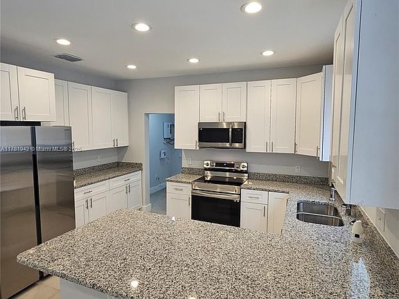 4th image of 1410 Altaloma Ave