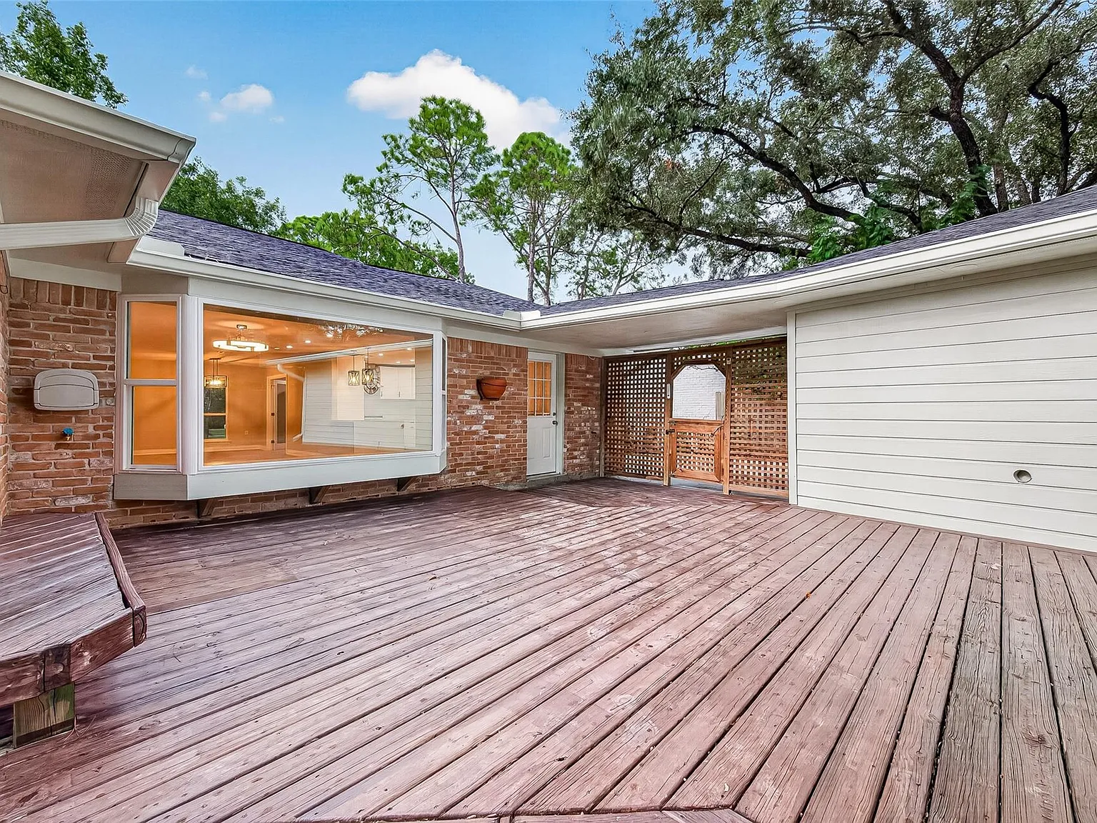 4 bed, 2.0 bath, 1913 sqft, $3,200 — Photo 3