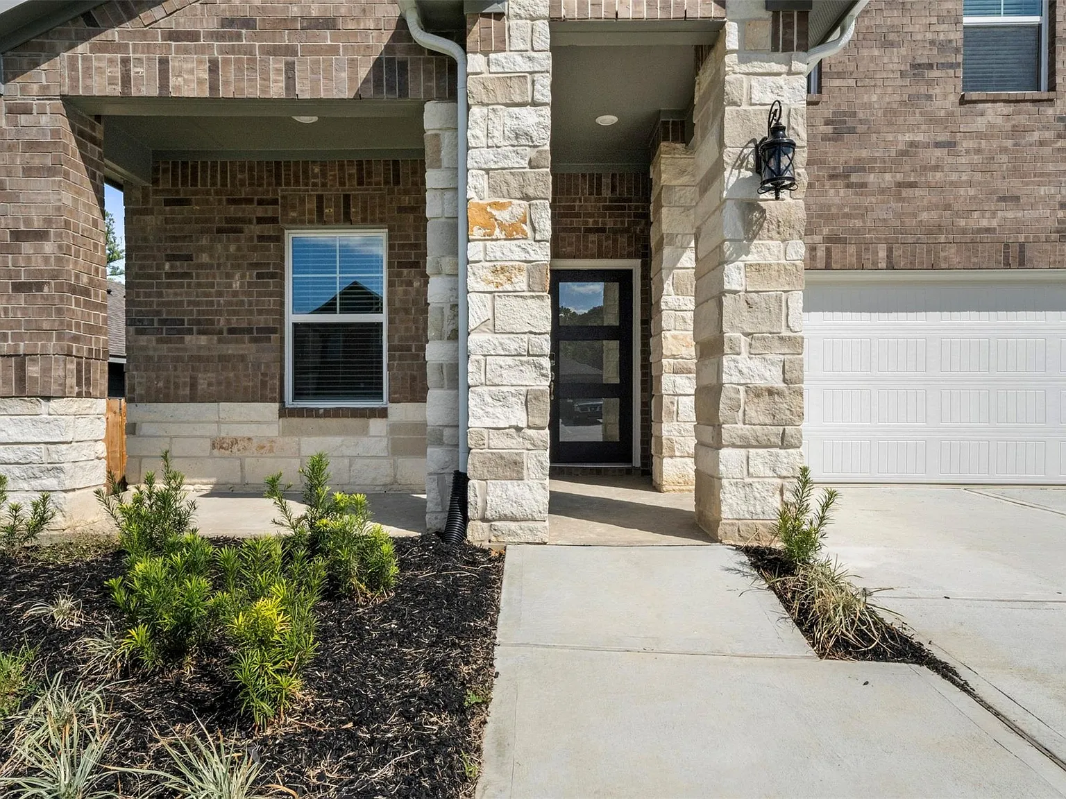 4 bed, 2.5 bath, 2585 sqft, $2,675 — Photo 3