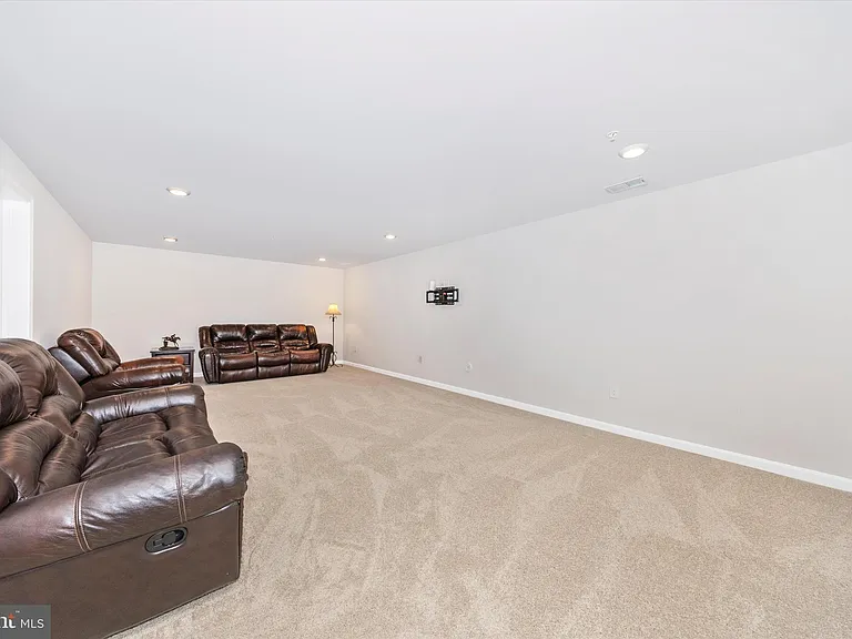 700 Bond St — Photo 33