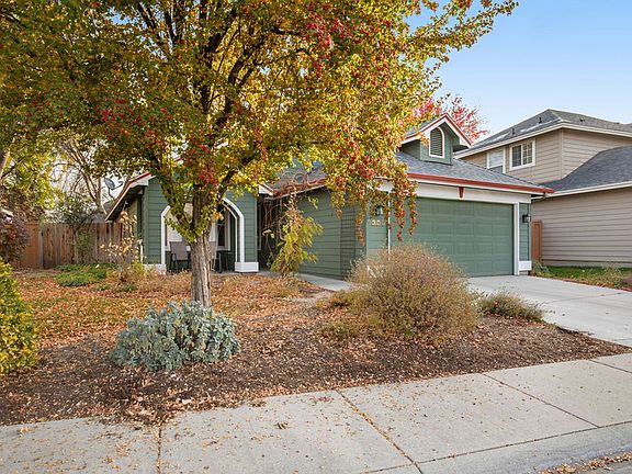 3rd image of 300 E Brookhollow Dr