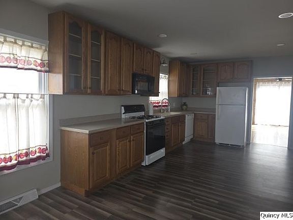 5th image of 670 E 1st St