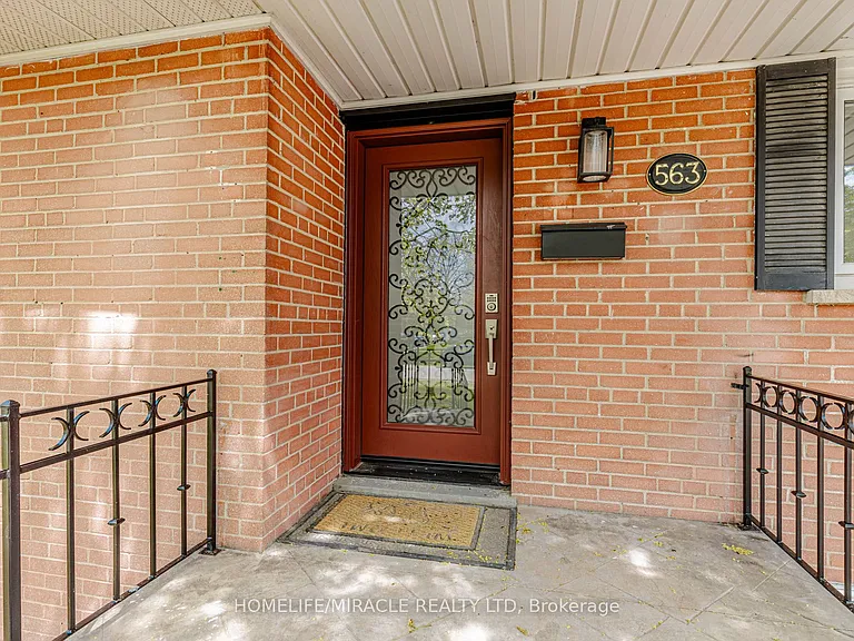 563 Taplow Cres — Photo 5