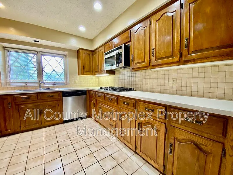 223 Woodcrest Dr — Photo 3