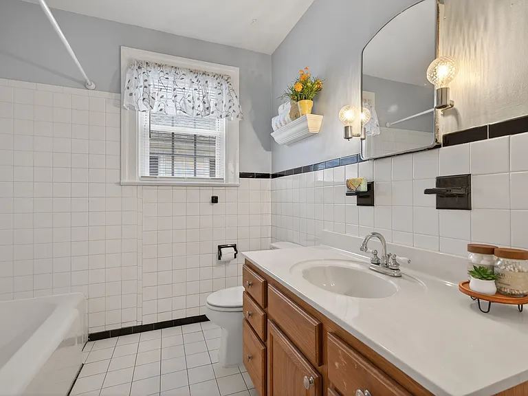 121 W Government Ave #A — Photo 16