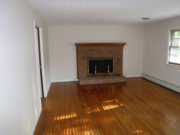 3rd image of 108 Marine Cir