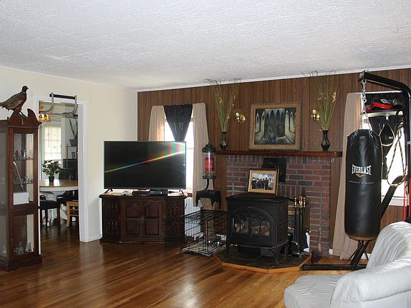 3rd image of 51 Locust Dr