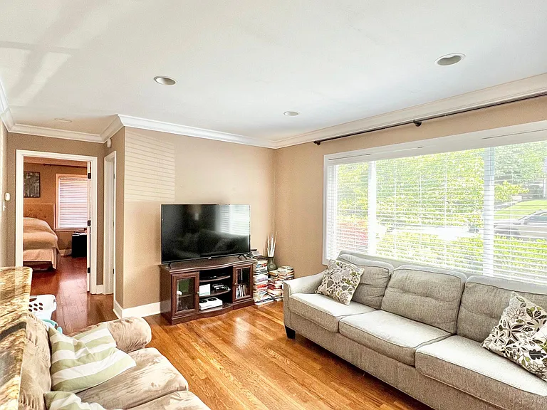 323 E Lowry Ln — Photo 5