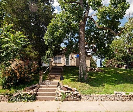 2nd image of 307 Riley St