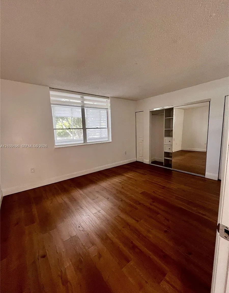 Sovereigns Condo — Photo 4