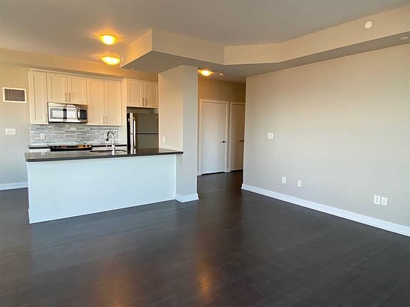 5th image of 540 Bur Oak Ave #627