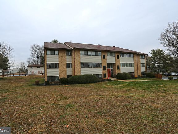3rd image of 110 Royal Oak Dr APT A