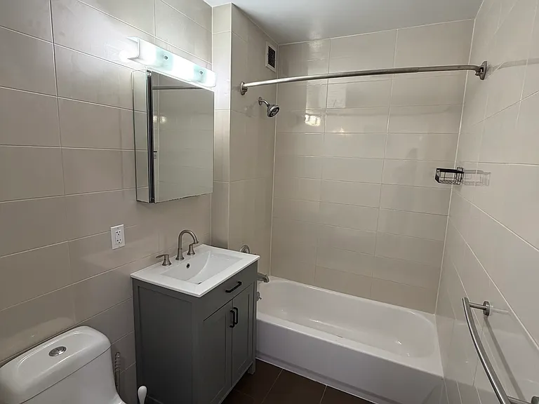 2027 1st Ave #5 — Photo 4