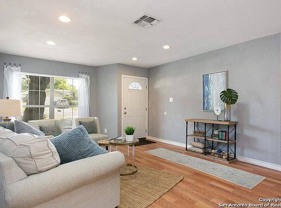 5th image of 835 Saddlebrook Dr